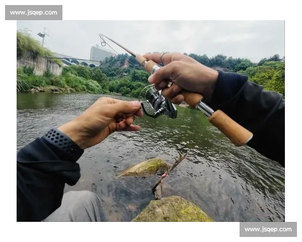 小孩哥单手擒大鱼!钓鱼佬:我的装备白升级了 小孩哥单手擒大鱼!钓鱼佬:我的装备白升级了